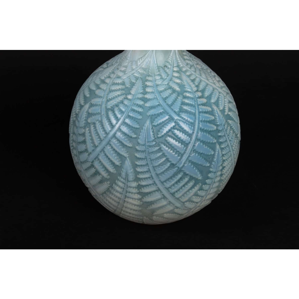 Vase « Espalion » verre opalescent patiné bleu-gris de René LALIQUE | Biron Vase « Espalion » verre opalescent patiné bleu-gris de René LALIQUE
