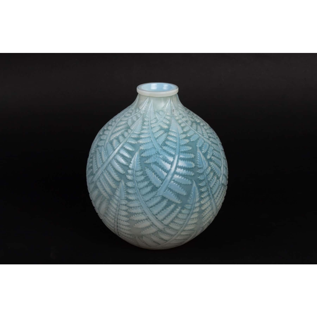 Vase « Espalion » verre opalescent patiné bleu-gris de René LALIQUE | Biron Vase « Espalion » verre opalescent patiné bleu-gris de René LALIQUE