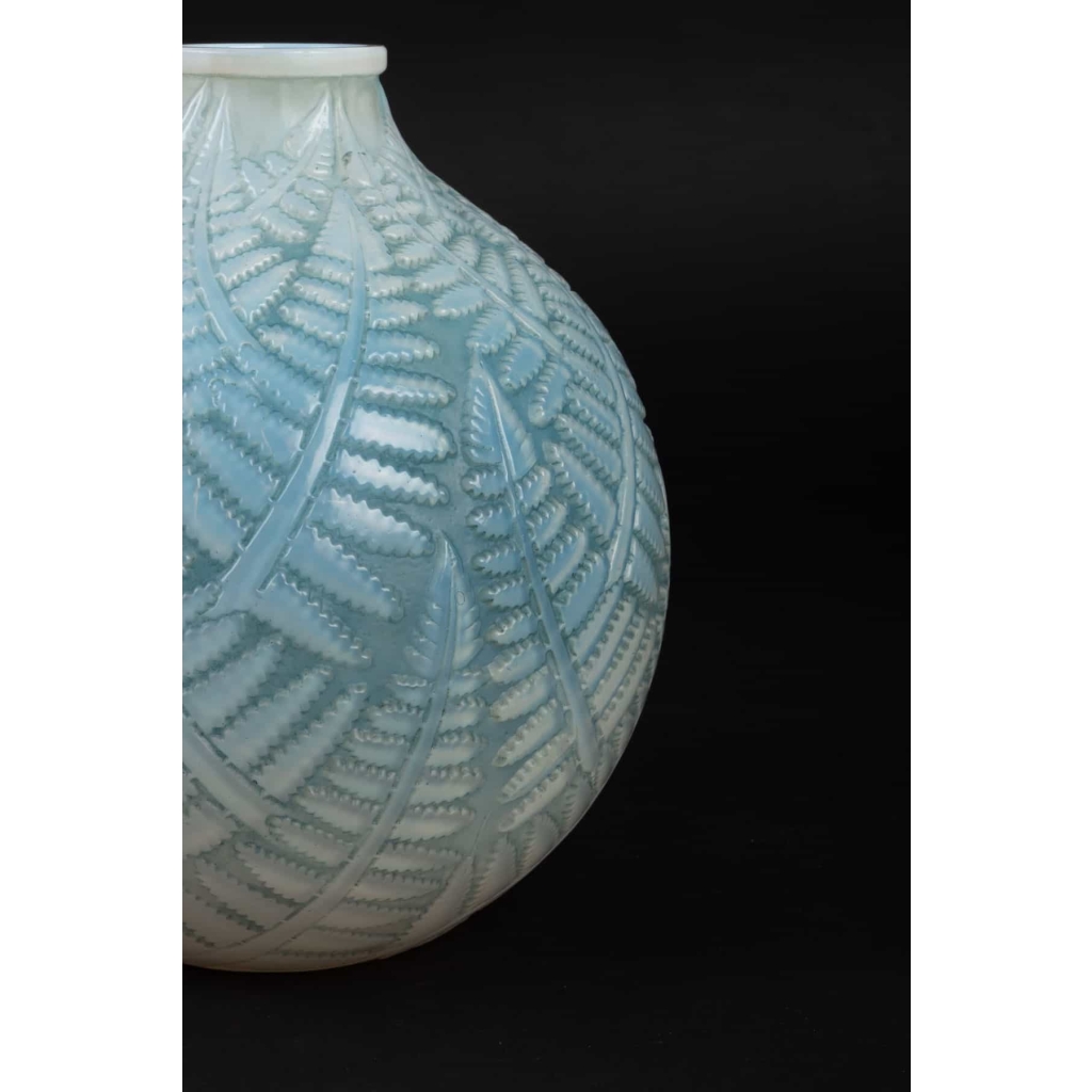 Vase « Espalion » verre opalescent patiné bleu-gris de René LALIQUE | Biron Vase « Espalion » verre opalescent patiné bleu-gris de René LALIQUE