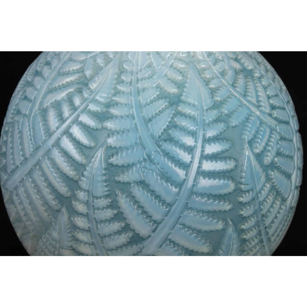 Vase « Espalion » verre opalescent patiné bleu-gris de René LALIQUE | Biron Vase « Espalion » verre opalescent patiné bleu-gris de René LALIQUE