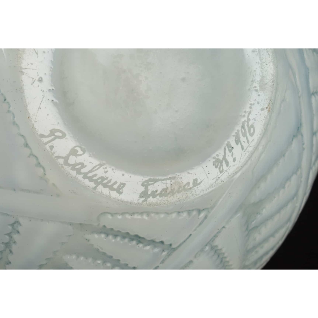 Vase « Espalion » verre opalescent patiné bleu-gris de René LALIQUE | Biron Vase « Espalion » verre opalescent patiné bleu-gris de René LALIQUE