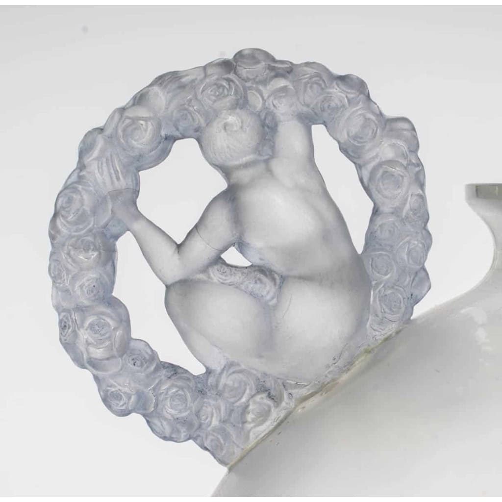 Vase « Ronsard » verre blanc anses patiné bleu de René LALIQUE | Biron Vase « Ronsard » verre blanc anses patiné bleu de René LALIQUE