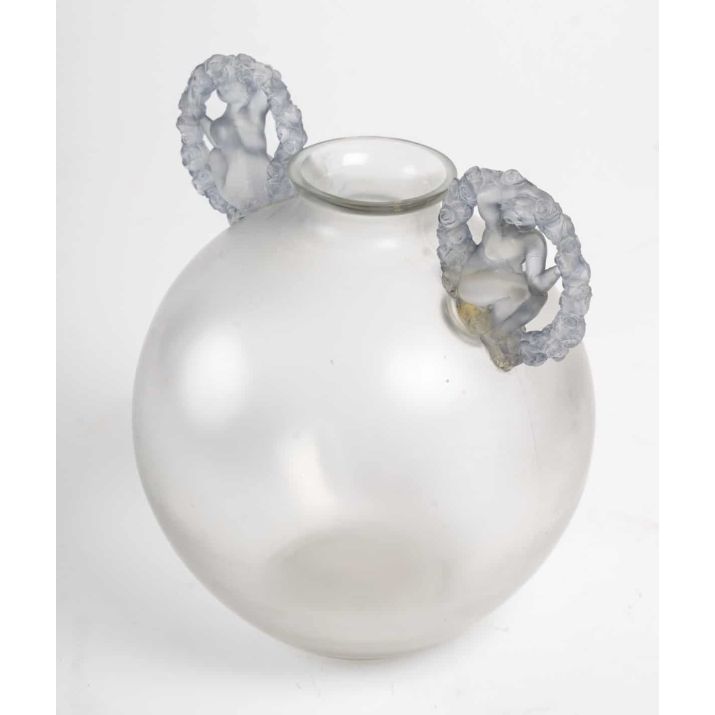 Vase « Ronsard » verre blanc anses patiné bleu de René LALIQUE | Biron Vase « Ronsard » verre blanc anses patiné bleu de René LALIQUE