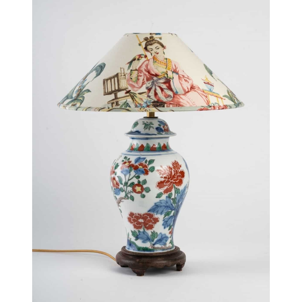 Lampe en porcelaine de Chine. | Biron Lampe en porcelaine de Chine.