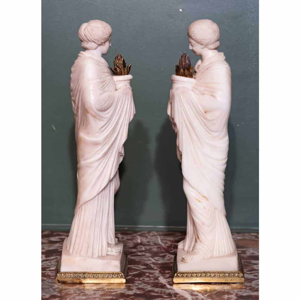 Paire de vestales en marbre. Circa 1810. | Biron Paire de vestales en marbre. Circa 1810.