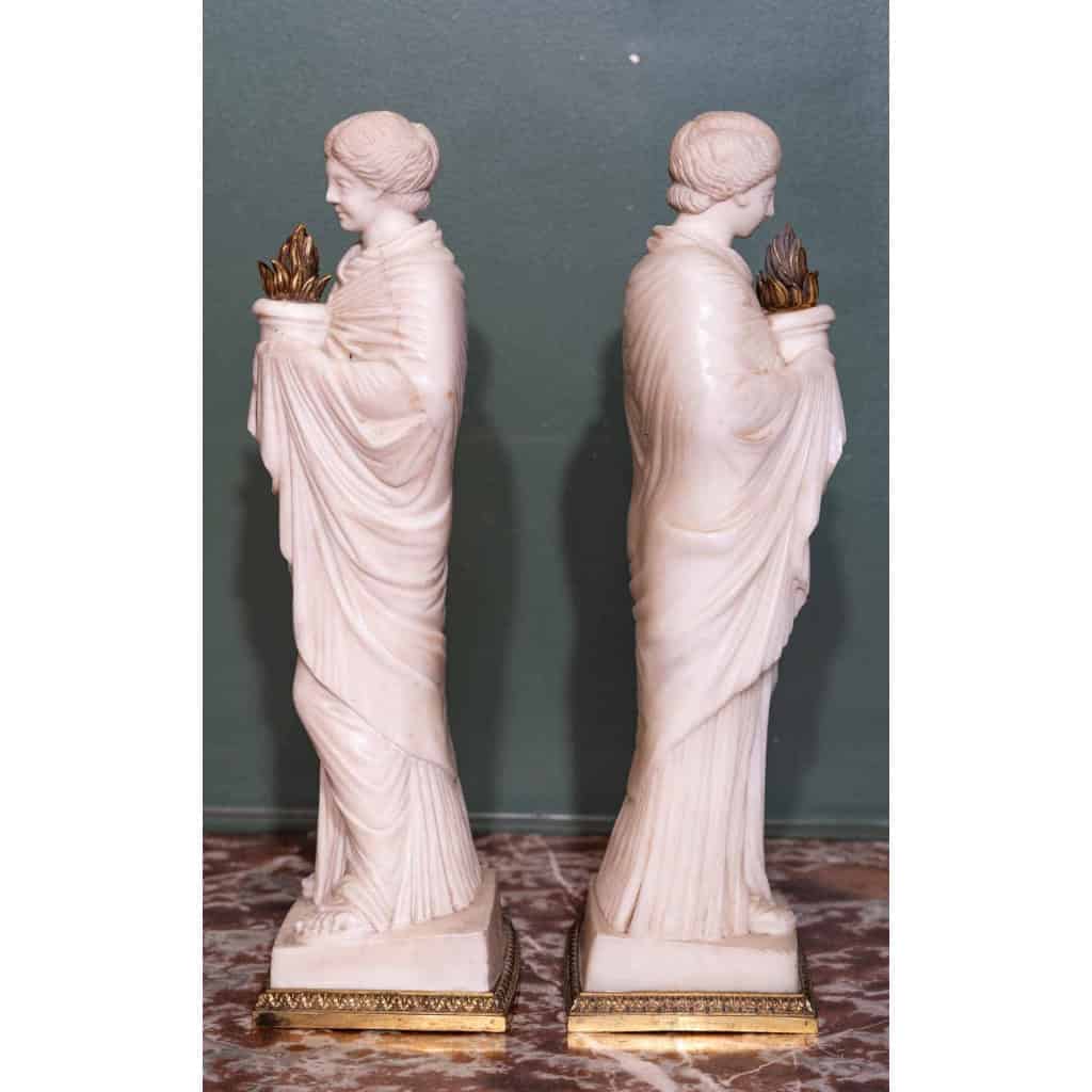 Paire de vestales en marbre. Circa 1810. | Biron Paire de vestales en marbre. Circa 1810.