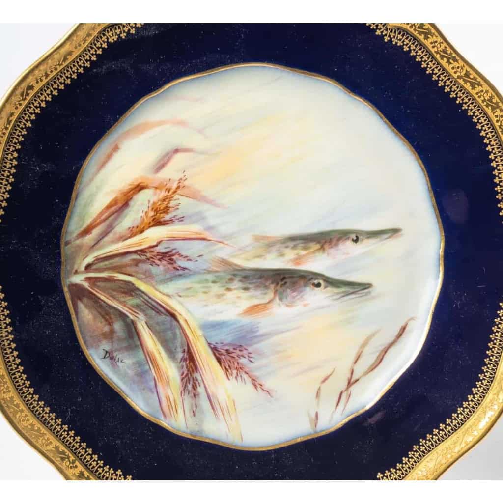 Douze Assiettes en porcelaine de Limoges à décors de poissons pour " Emile Bourgeois à Paris "XIXème