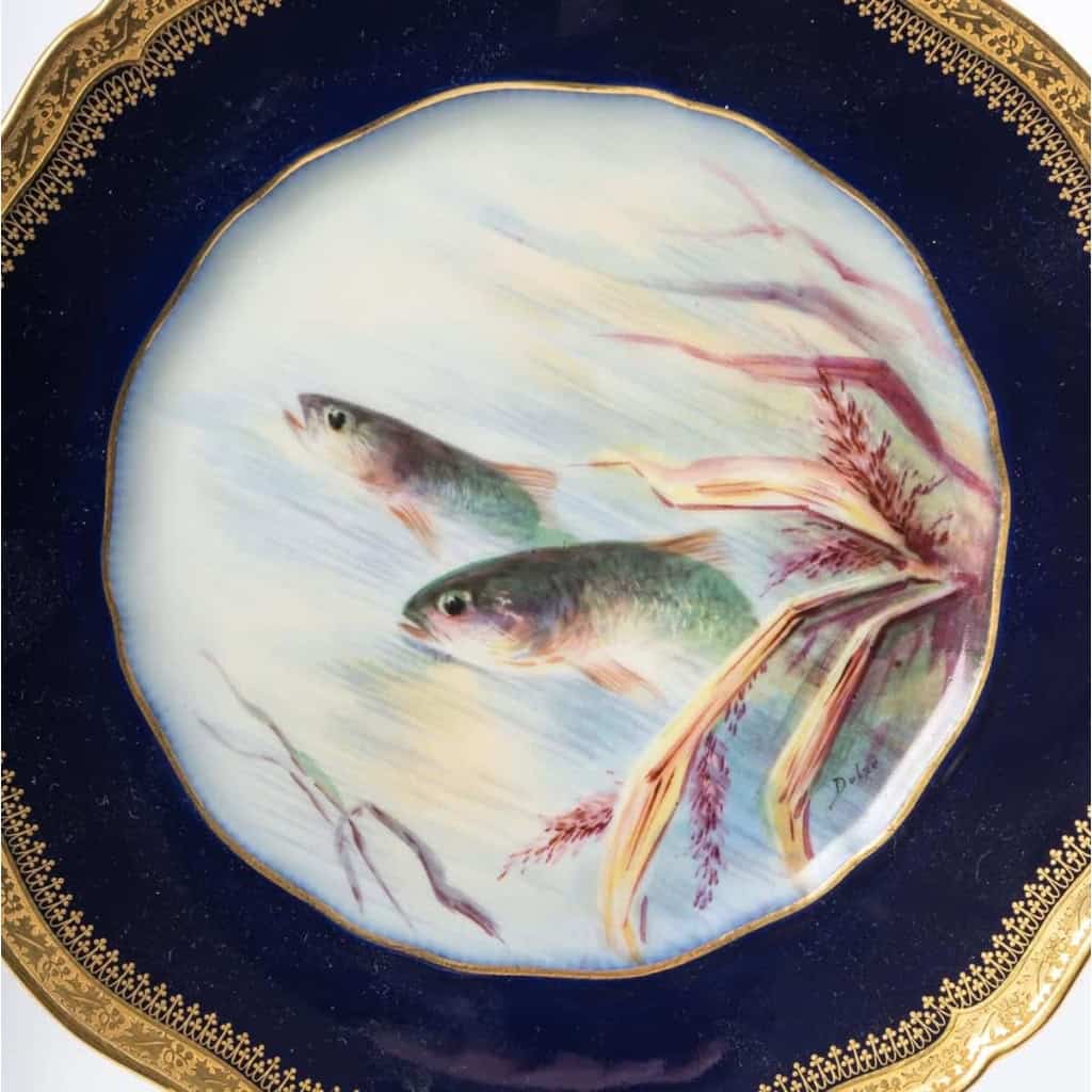 Douze Assiettes en porcelaine de Limoges à décors de poissons pour " Emile Bourgeois à Paris "XIXème
