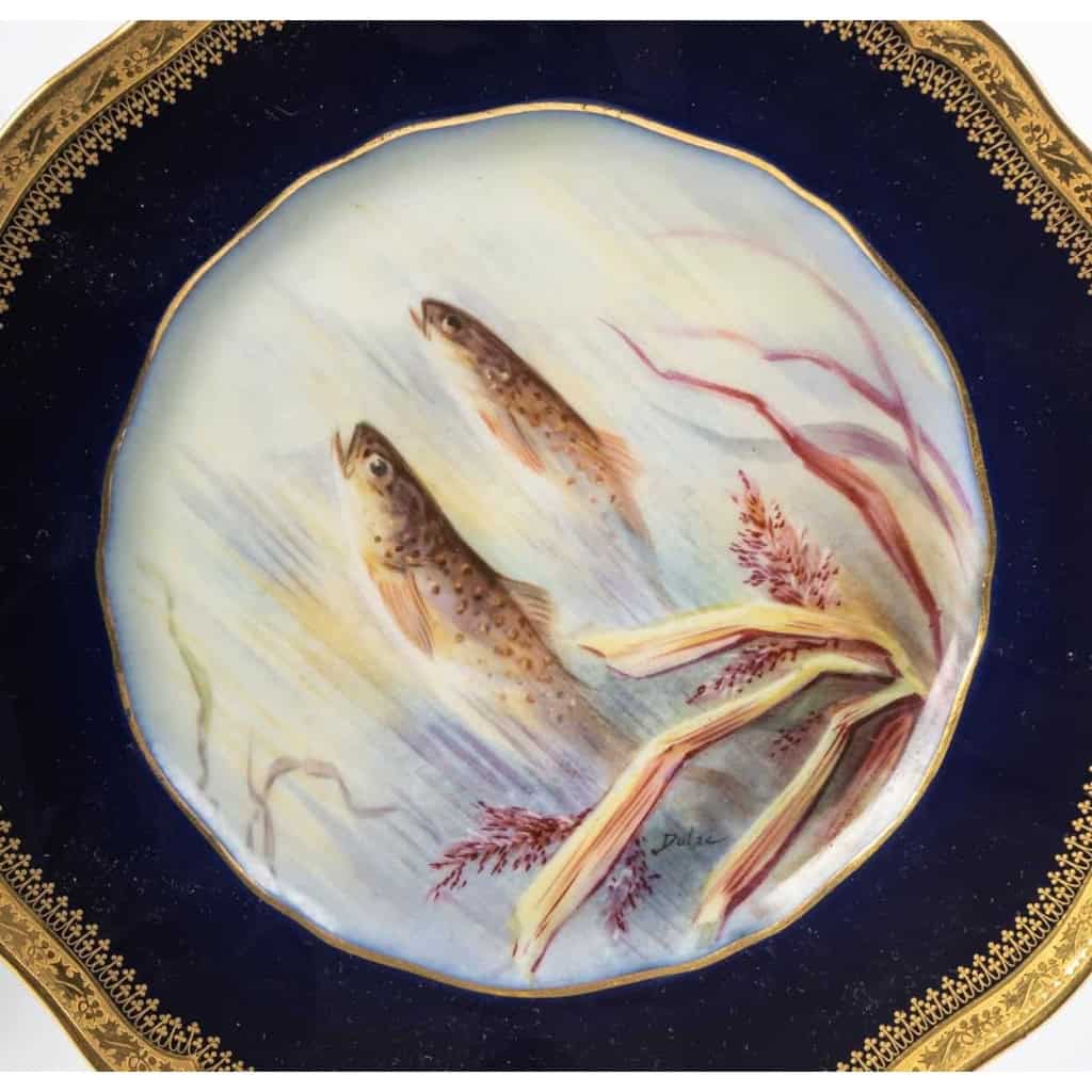 Douze Assiettes en porcelaine de Limoges à décors de poissons pour " Emile Bourgeois à Paris "XIXème