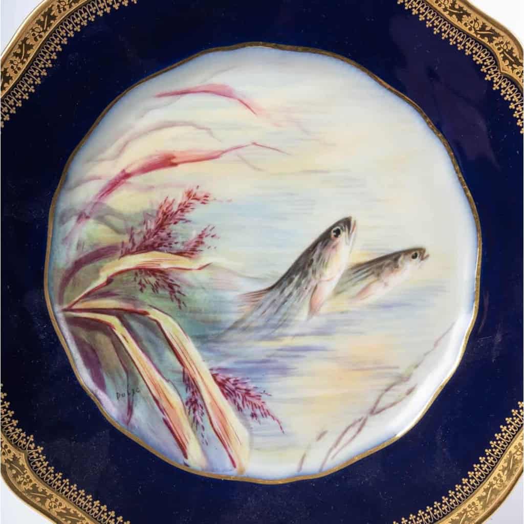 Douze Assiettes en porcelaine de Limoges à décors de poissons pour " Emile Bourgeois à Paris "XIXème