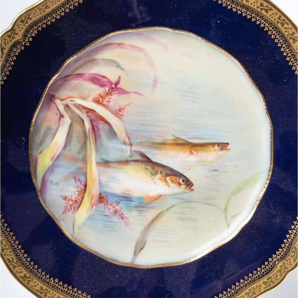 Douze Assiettes en porcelaine de Limoges à décors de poissons pour " Emile Bourgeois à Paris "XIXème