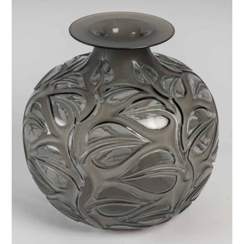 Vase « Sophora » verre gris patiné blanc à l’acide de René LALIQUE | Biron Vase « Sophora » verre gris patiné blanc à l'acide de René LALIQUE