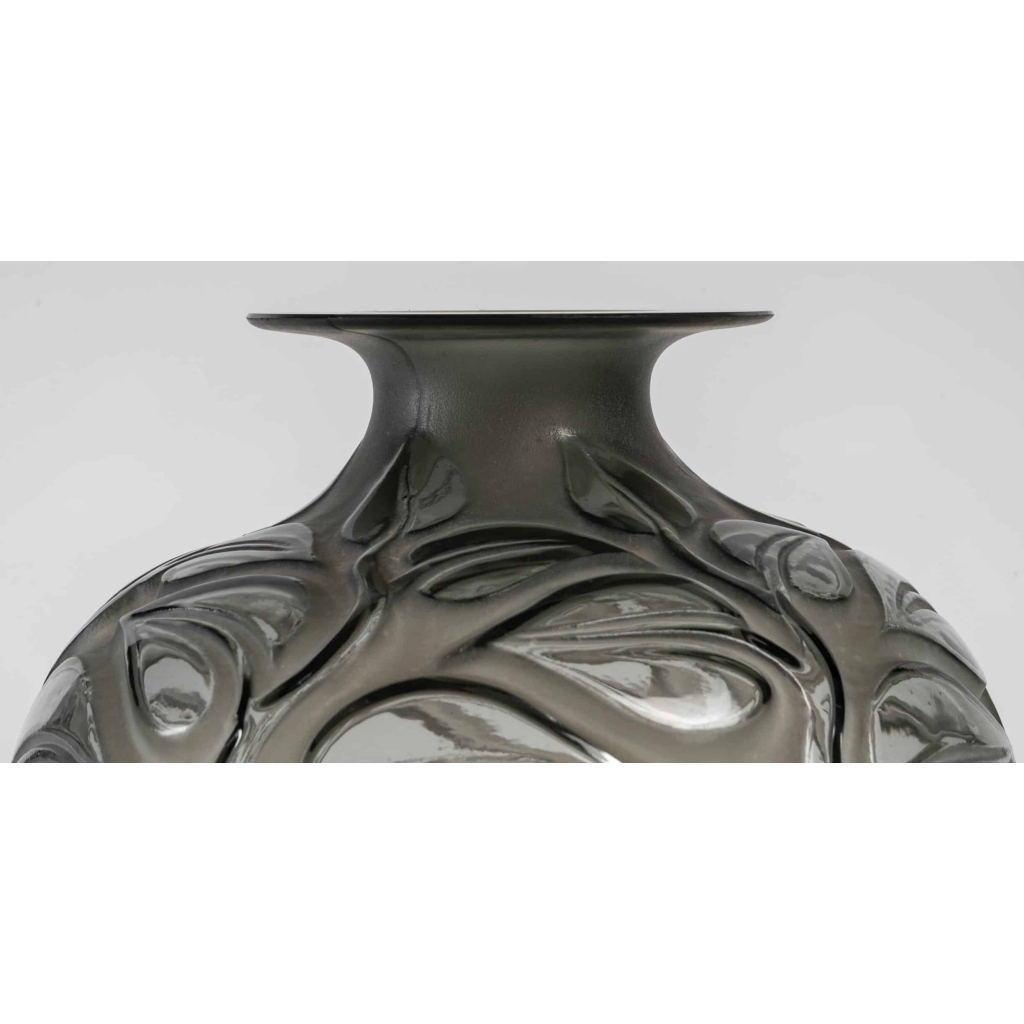 Vase « Sophora » verre gris patiné blanc à l’acide de René LALIQUE | Biron Vase « Sophora » verre gris patiné blanc à l'acide de René LALIQUE