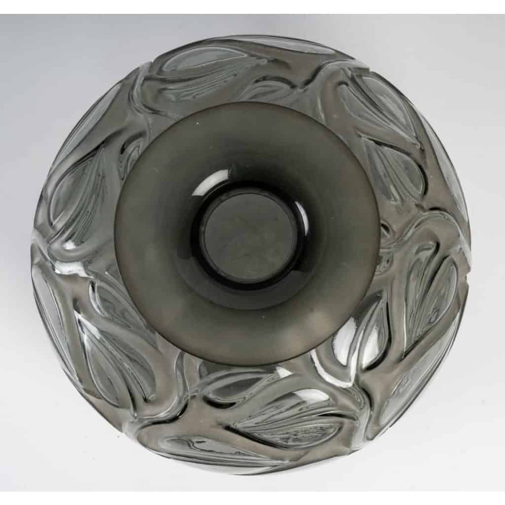 Vase « Sophora » verre gris patiné blanc à l’acide de René LALIQUE | Biron Vase « Sophora » verre gris patiné blanc à l'acide de René LALIQUE