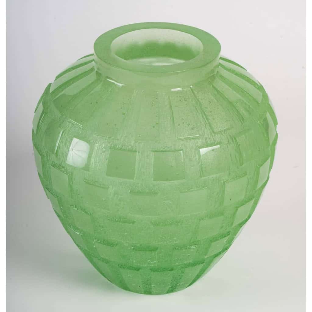 Vase « Rythmes » pâte de cristal vert, DAUM FRANCE | Biron Vase « Rythmes » pâte de cristal vert, DAUM FRANCE