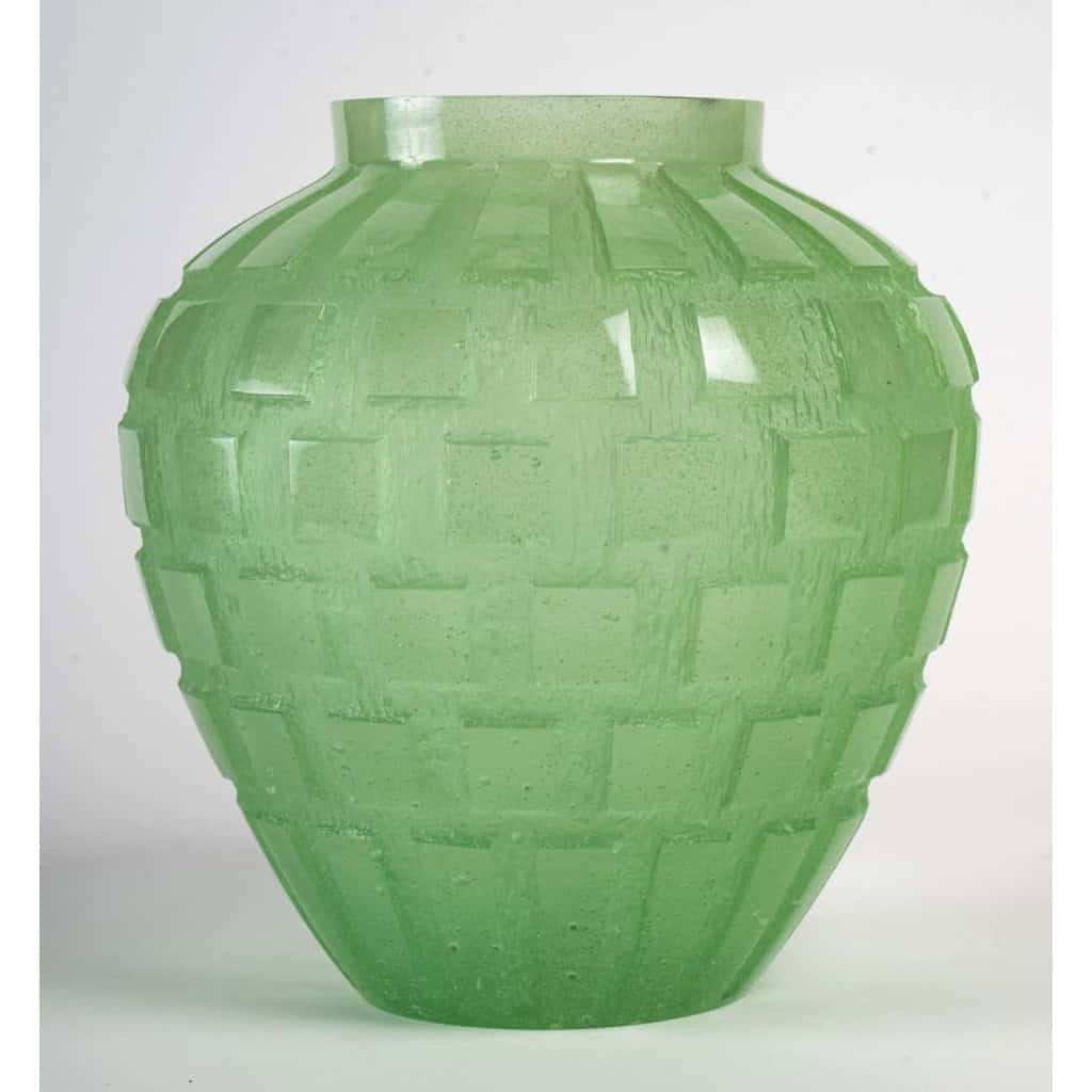Vase « Rythmes » pâte de cristal vert, DAUM FRANCE | Biron Vase « Rythmes » pâte de cristal vert, DAUM FRANCE