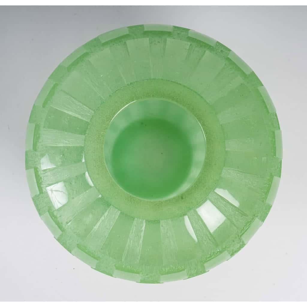 Vase « Rythmes » pâte de cristal vert, DAUM FRANCE | Biron Vase « Rythmes » pâte de cristal vert, DAUM FRANCE