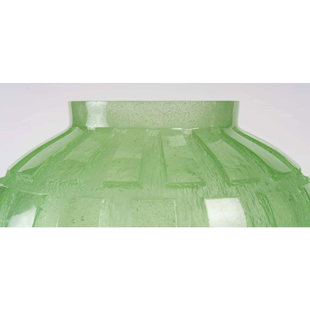 Vase « Rythmes » pâte de cristal vert, DAUM FRANCE | Biron Vase « Rythmes » pâte de cristal vert, DAUM FRANCE