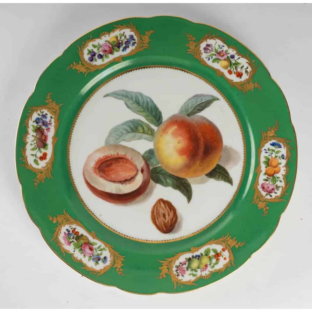 Paire d'assiettes vertes à fruits et fleurs. Paris XIXème, Boyer.