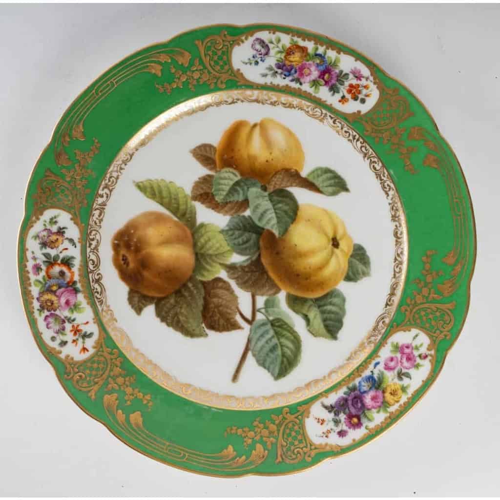 Paire d'assiettes vertes à fruits et fleurs. Paris XIXème, Boyer.