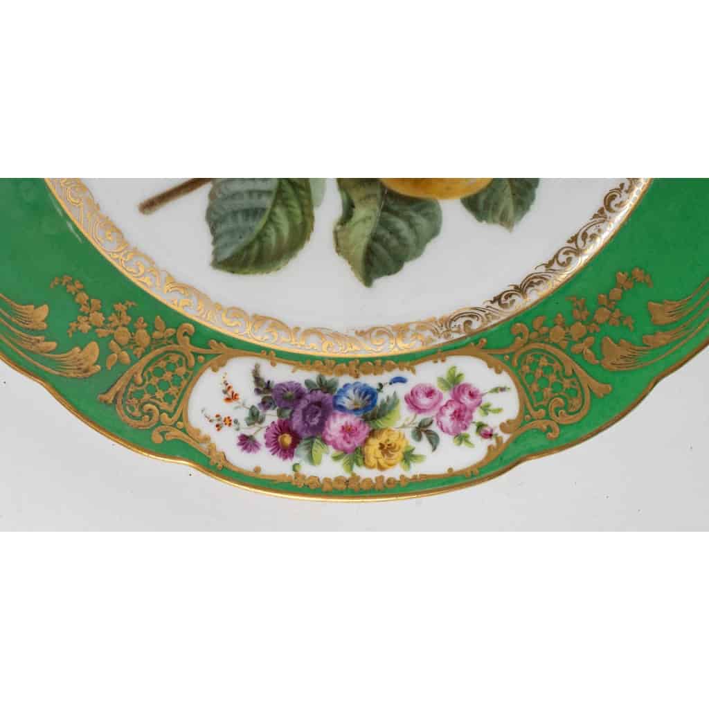 Paire d'assiettes vertes à fruits et fleurs. Paris XIXème, Boyer.