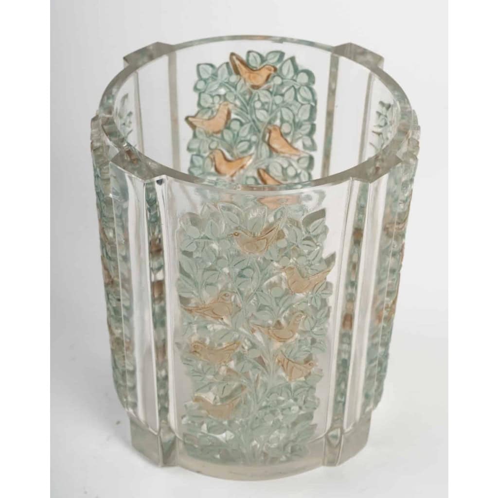Vase « Quatre Panneaux » verre blanc patiné vert et sépia de René Lalique | Biron Vase « Quatre Panneaux » verre blanc patiné vert et sépia de René Lalique