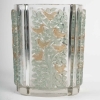 Vase « Quatre Panneaux » verre blanc patiné vert et sépia de René Lalique | Biron Vase « Quatre Panneaux » verre blanc patiné vert et sépia de René Lalique