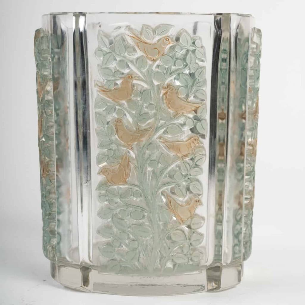 Vase « Quatre Panneaux » verre blanc patiné vert et sépia de René Lalique | Biron Vase « Quatre Panneaux » verre blanc patiné vert et sépia de René Lalique