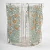 Vase « Quatre Panneaux » verre blanc patiné vert et sépia de René Lalique | Biron Vase « Quatre Panneaux » verre blanc patiné vert et sépia de René Lalique