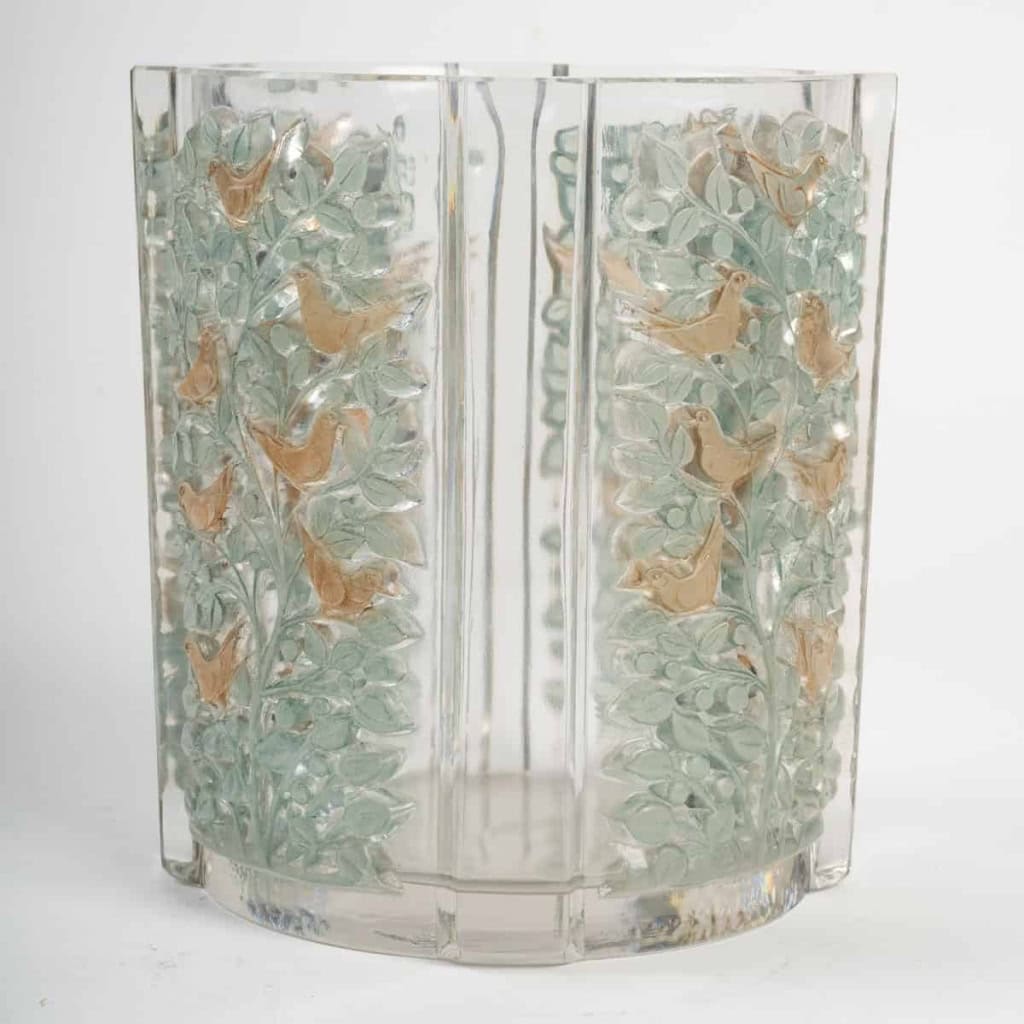 Vase « Quatre Panneaux » verre blanc patiné vert et sépia de René Lalique | Biron Vase « Quatre Panneaux » verre blanc patiné vert et sépia de René Lalique
