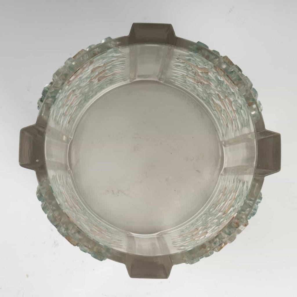 Vase « Quatre Panneaux » verre blanc patiné vert et sépia de René Lalique | Biron Vase « Quatre Panneaux » verre blanc patiné vert et sépia de René Lalique