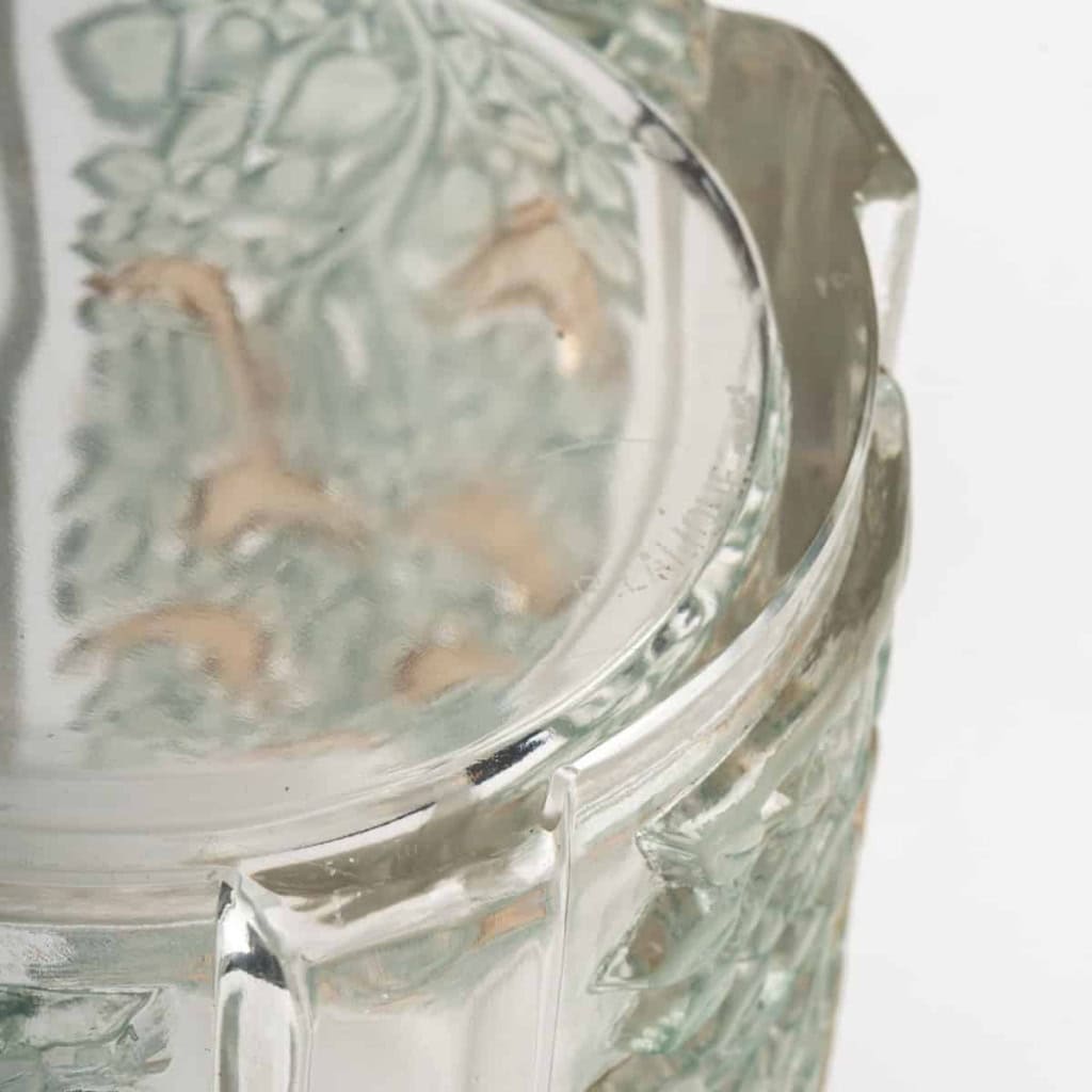 Vase « Quatre Panneaux » verre blanc patiné vert et sépia de René Lalique | Biron Vase « Quatre Panneaux » verre blanc patiné vert et sépia de René Lalique