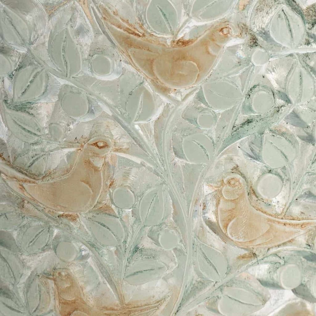 Vase « Quatre Panneaux » verre blanc patiné vert et sépia de René Lalique | Biron Vase « Quatre Panneaux » verre blanc patiné vert et sépia de René Lalique