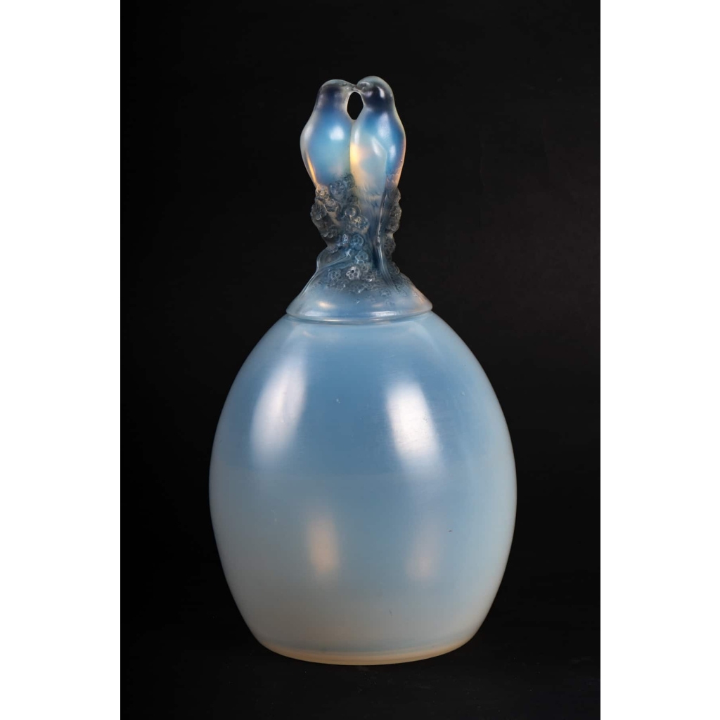 Vase couvert « Tourterelles » verre opalescent patiné bleu de René Lalique | Biron ||||||||