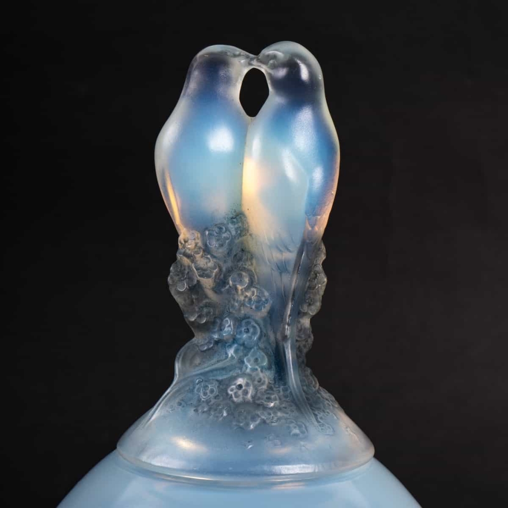 Vase couvert « Tourterelles » verre opalescent patiné bleu de René Lalique | Biron Vase couvert « Tourterelles » verre opalescent patiné bleu de René Lalique