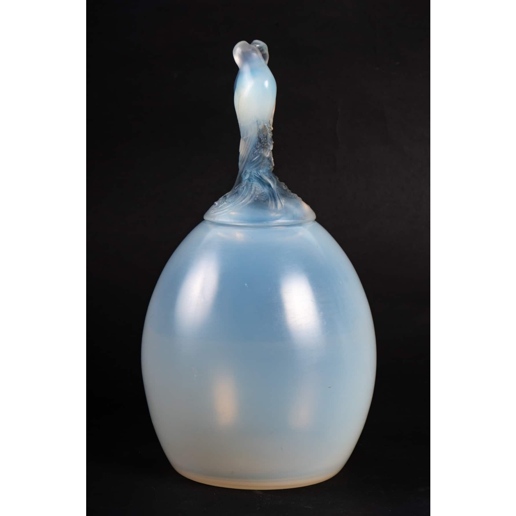 Vase couvert « Tourterelles » verre opalescent patiné bleu de René Lalique | Biron Vase couvert « Tourterelles » verre opalescent patiné bleu de René Lalique