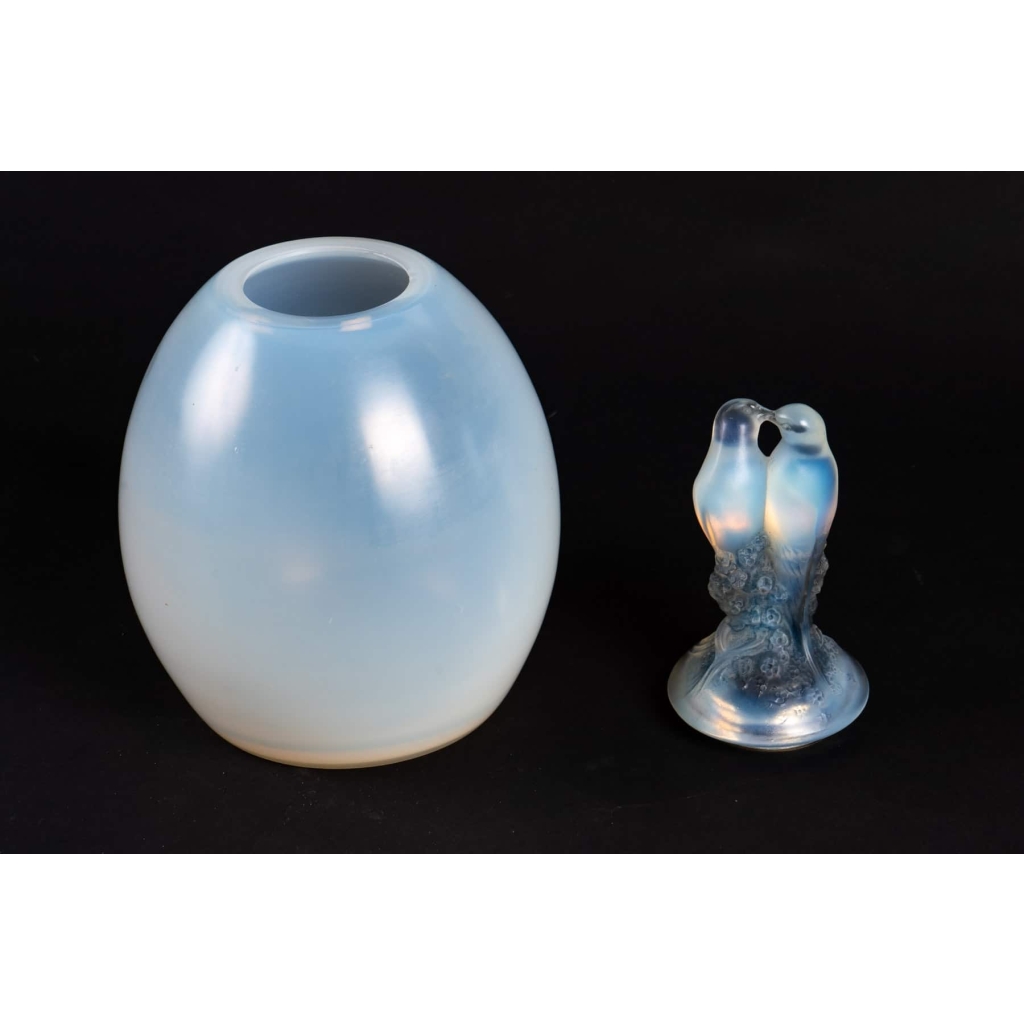 Vase couvert « Tourterelles » verre opalescent patiné bleu de René Lalique | Biron Vase couvert « Tourterelles » verre opalescent patiné bleu de René Lalique