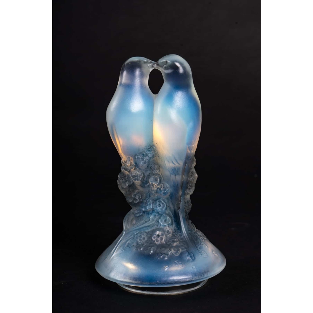 Vase couvert « Tourterelles » verre opalescent patiné bleu de René Lalique | Biron Vase couvert « Tourterelles » verre opalescent patiné bleu de René Lalique