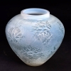 Vase « Esterel » verre opalescent double couche patiné bleu de René LALIQUE | Biron Vase « Esterel » verre opalescent double couche patiné bleu de René LALIQUE