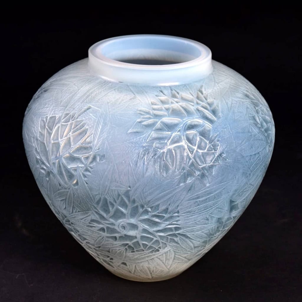 Vase « Esterel » verre opalescent double couche patiné bleu de René LALIQUE | Biron Vase « Esterel » verre opalescent double couche patiné bleu de René LALIQUE