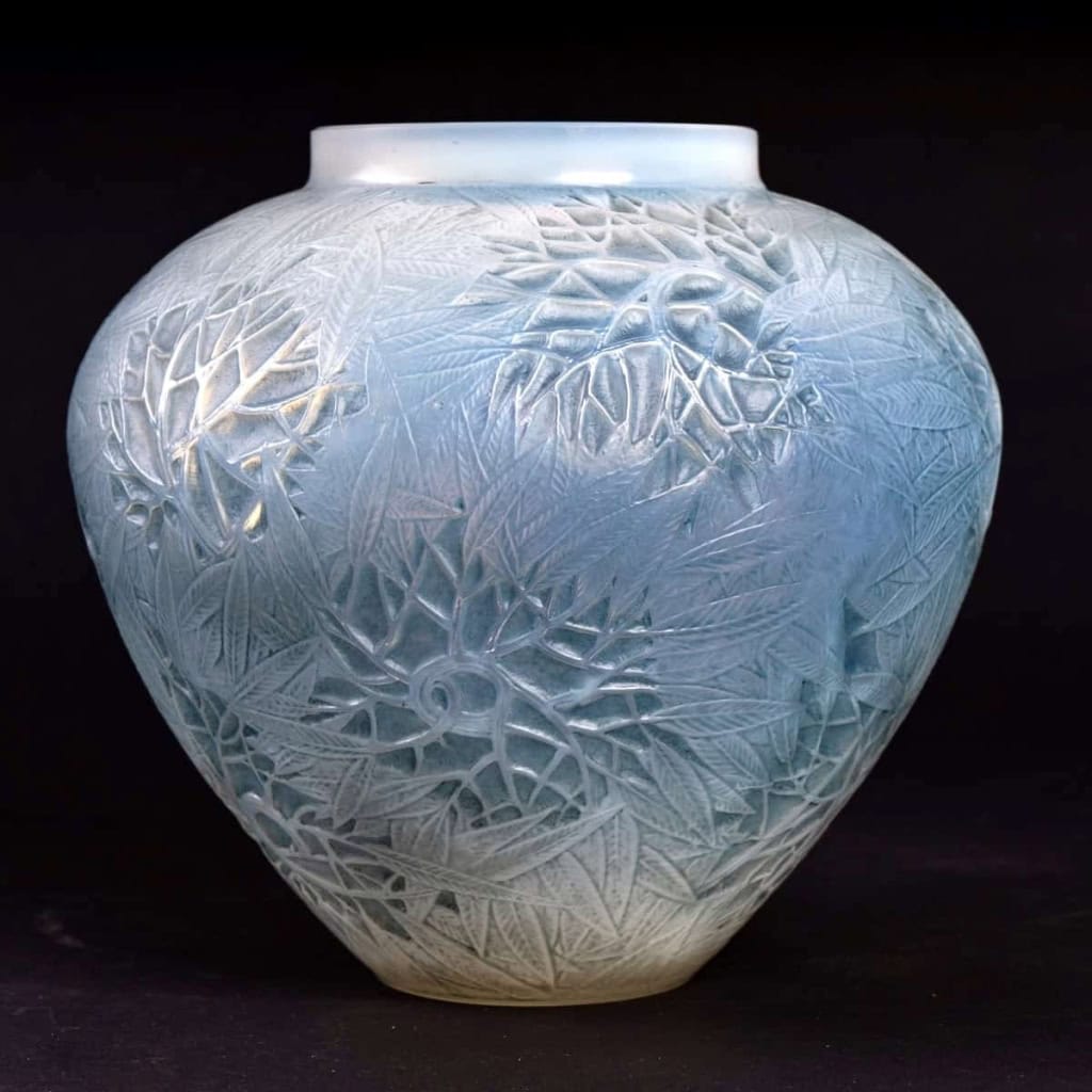 Vase « Esterel » verre opalescent double couche patiné bleu de René LALIQUE | Biron Vase « Esterel » verre opalescent double couche patiné bleu de René LALIQUE
