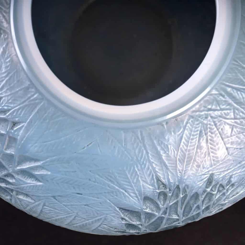 Vase « Esterel » verre opalescent double couche patiné bleu de René LALIQUE | Biron Vase « Esterel » verre opalescent double couche patiné bleu de René LALIQUE