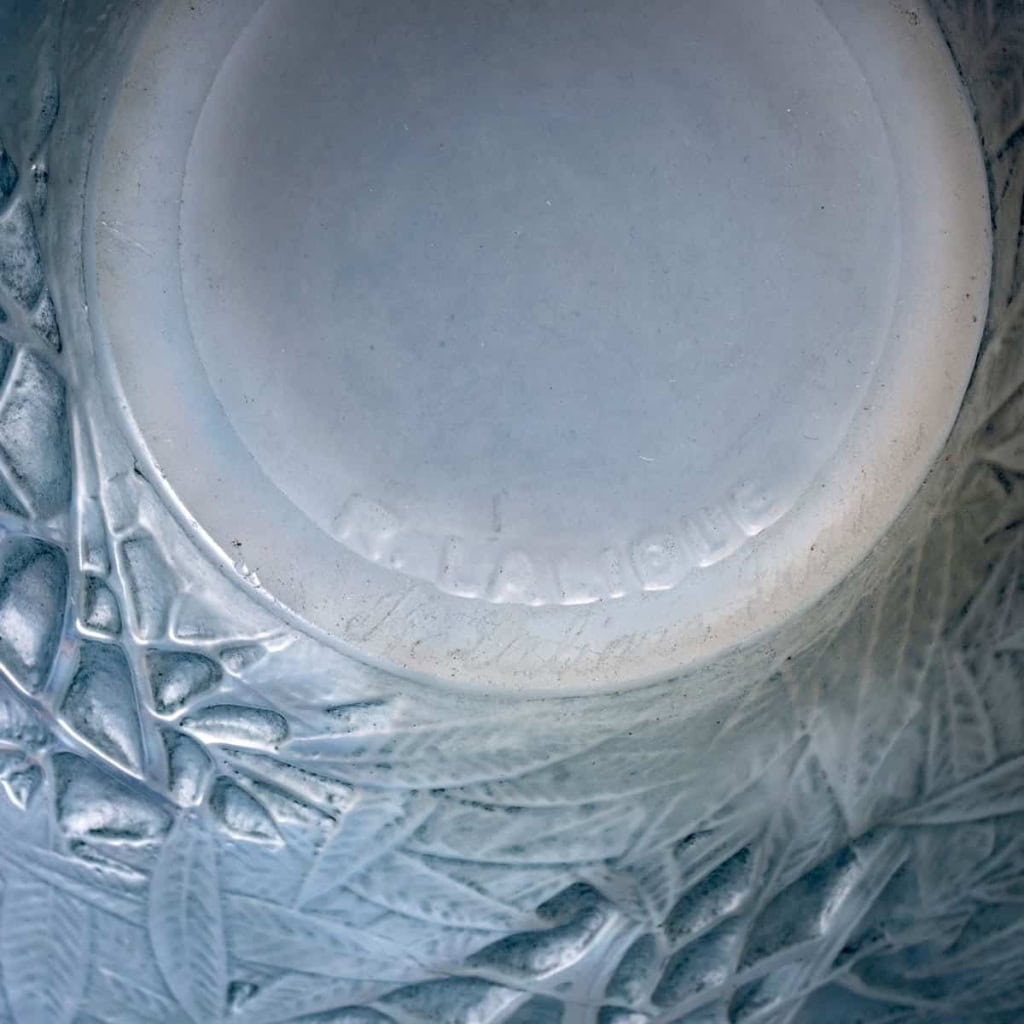 Vase « Esterel » verre opalescent double couche patiné bleu de René LALIQUE | Biron Vase « Esterel » verre opalescent double couche patiné bleu de René LALIQUE