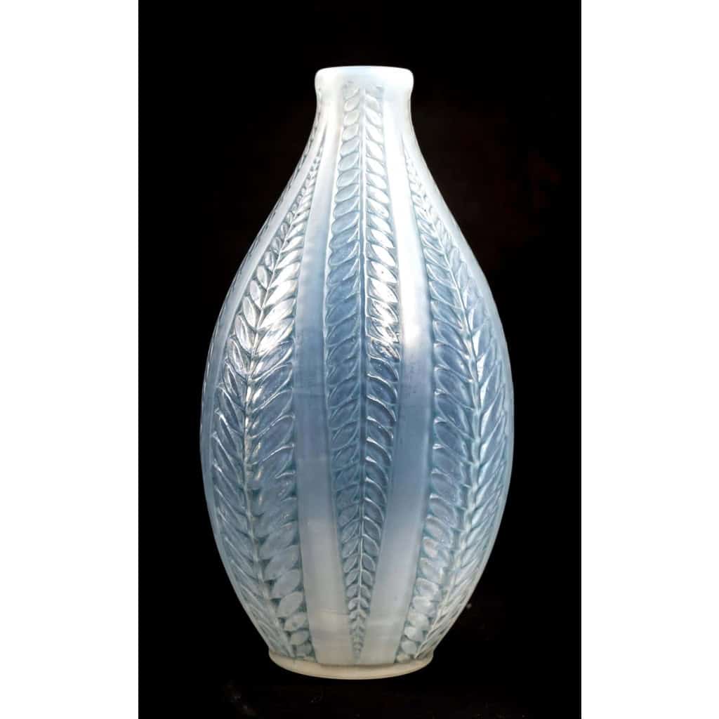 Vase « Acacia » verre opalescent triple couche patiné bleu de René LALIQUE | Biron |||||