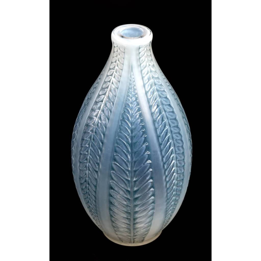 Vase « Acacia » verre opalescent triple couche patiné bleu de René LALIQUE | Biron Vase « Acacia » verre opalescent triple couche patiné bleu de René LALIQUE