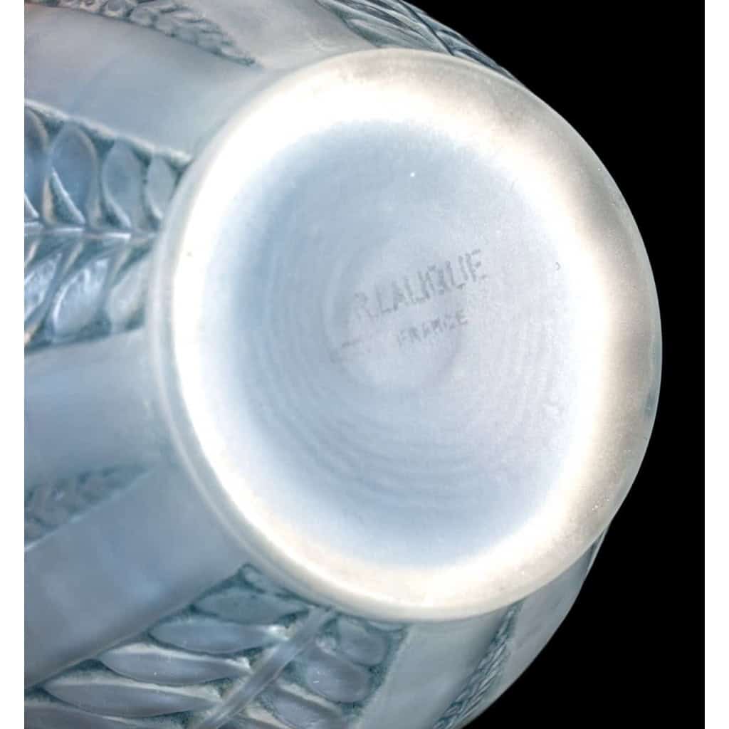 Vase « Acacia » verre opalescent triple couche patiné bleu de René LALIQUE | Biron Vase « Acacia » verre opalescent triple couche patiné bleu de René LALIQUE