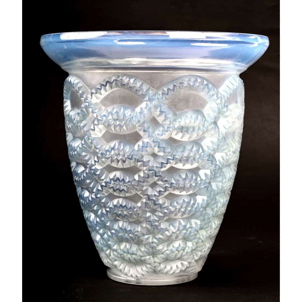 Vase « Guirlandes » verre opalescent patiné bleu de René LALIQUE | Biron |||||||