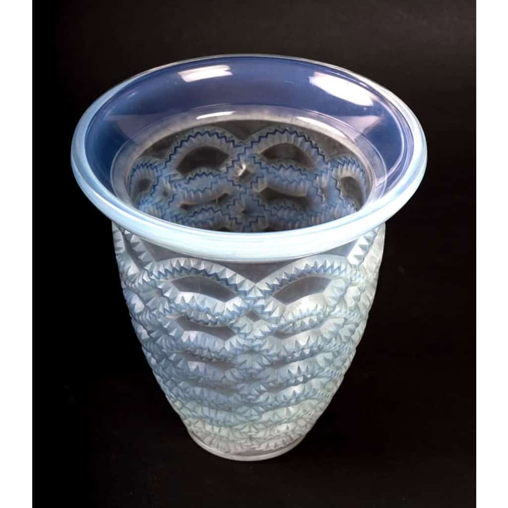 Vase « Guirlandes » verre opalescent patiné bleu de René LALIQUE | Biron Vase « Guirlandes » verre opalescent patiné bleu de René LALIQUE