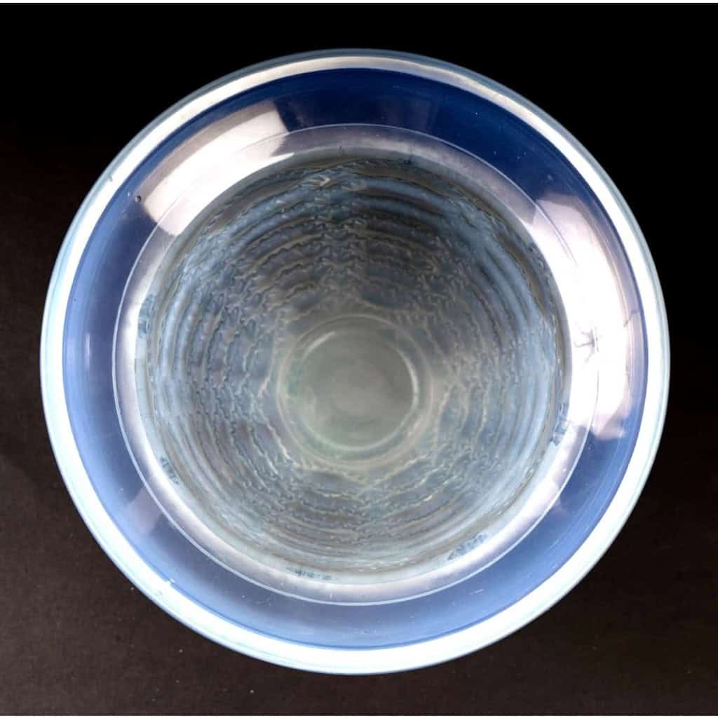 Vase « Guirlandes » verre opalescent patiné bleu de René LALIQUE | Biron Vase « Guirlandes » verre opalescent patiné bleu de René LALIQUE