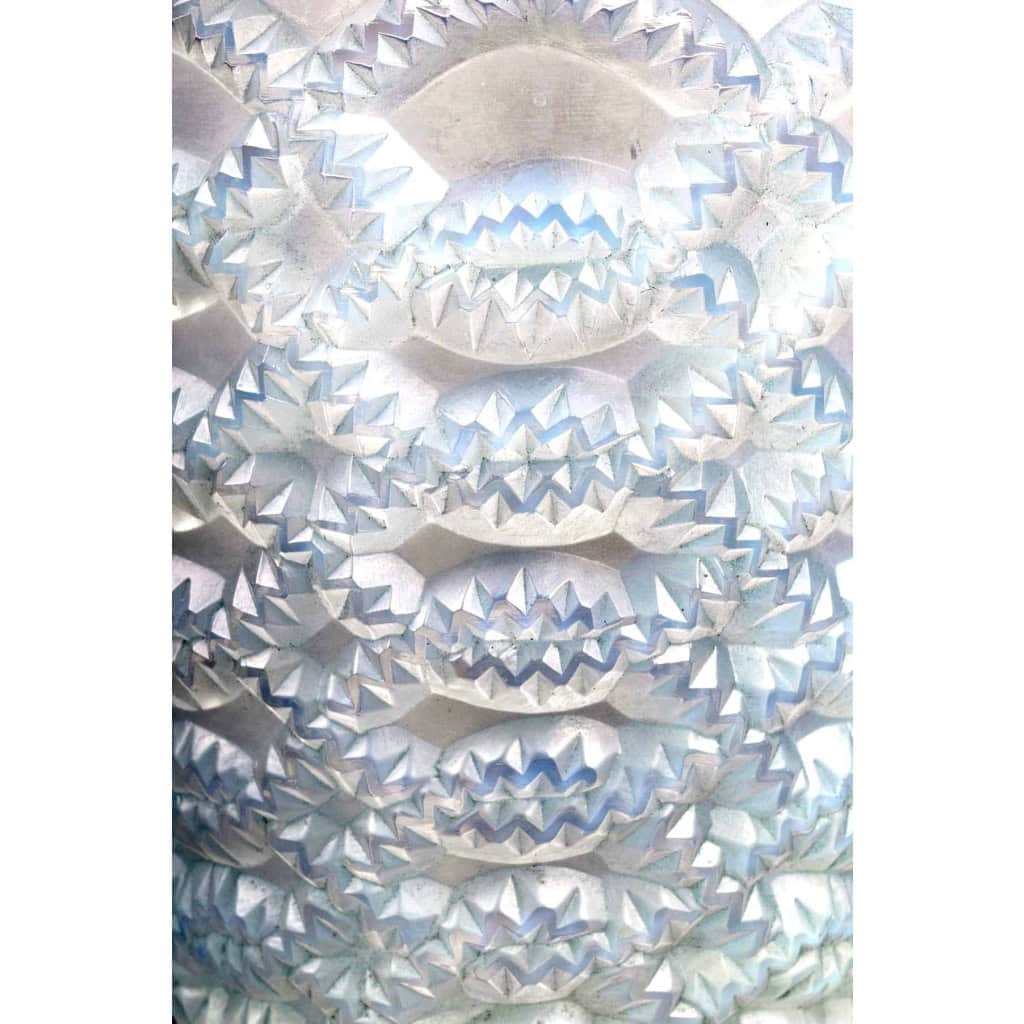 Vase « Guirlandes » verre opalescent patiné bleu de René LALIQUE | Biron Vase « Guirlandes » verre opalescent patiné bleu de René LALIQUE